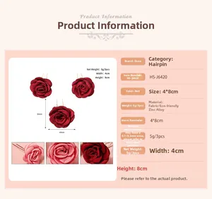 Vue détaillée de trois épingles à cheveux roses rouges en tissu avec clips en alliage de zinc