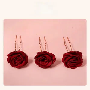 Détail de trois épingles à cheveux roses rouges en tissu avec des pinces en bronze