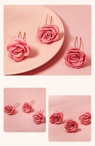 Détail macro de trois épingles à cheveux roses en soie en forme de U sur un plateau