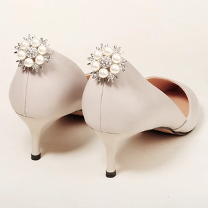 Details von Blumenschuhclips mit Perlen und Straßsteinen auf High Heels