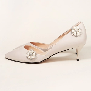 Elegante spitze Pumps mit abnehmbaren runden Perlen- und Strass-Clips in Beige