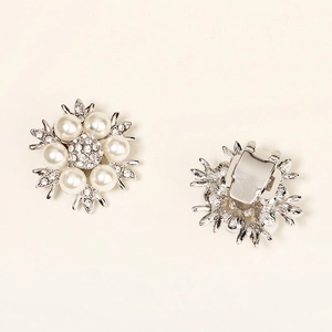 Elegante silberne Schuhclips in Blumenform mit glitzernden Strasssteinen und Perlen
