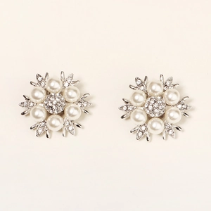 Nahaufnahme von Schneeflocken Schuhclips mit Strass und weißen Perlen auf Silber