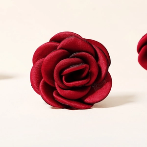 Épingle à cheveux rose en tissu rouge foncé avec pétales pour coiffures de mariée