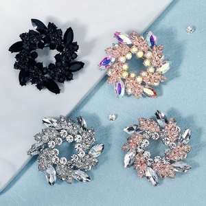 Klassische luxuriöse Mini-Kranz-Brosche mit funkelnden Strasssteinen in vier eleganten Farben
