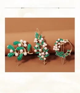 Detaillierte Makroansicht der Vintage-Haarspangen aus Goldlegierung mit Emaille und Perlen