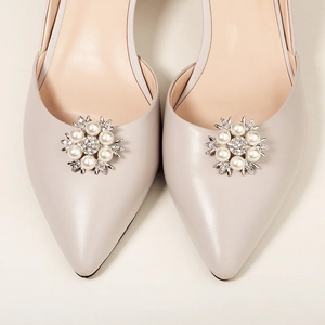 Elegante Brautschuh-Clips mit Perlen und Strasssteinen auf spitzen High Heels
