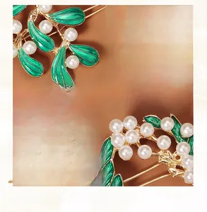 Detailansicht der Vintage-Haarklammer aus Goldlegierung mit grünem Emaille und Perlen