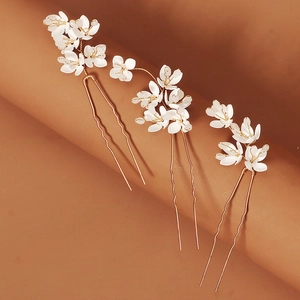 Elegantes Set mit 3 weißen Blumen-Haarnadeln für Bräute mit Goldfinish und Harzblüten