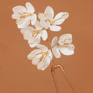 Eleganter U-förmiger Haarnadel mit fünf weißen Blumen und goldenen Metallakzenten