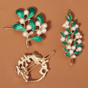 Vintage-Weihnachtshaarspangen-Set mit grünen Emaille-Blättern und Perlen auf Gold