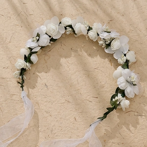 Couronne de roses blanches faite main avec feuilles vertes et ruban en organza