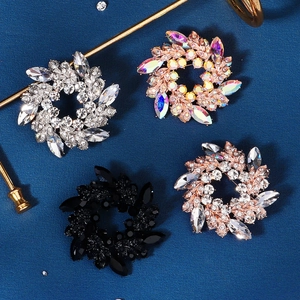 Elegantes Kristall-Blumen-Broschen-Set in vier Farben für Kleider und Anzüge