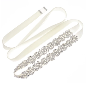 Cintura da sposa minimalista con strass brillanti su nastro di raso avorio per abiti