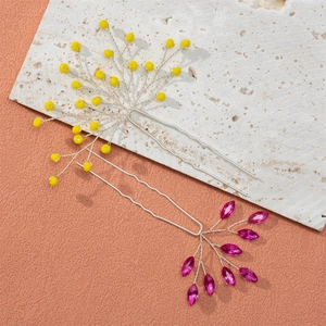 Detail von silbernen Brauthaarnadeln mit gelben Perlen und rosa Kristallblüten