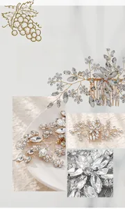 Detaillierte Nahaufnahme vom Braut-Haarkamm mit goldenen Blüten, Strass und weißen Perlen