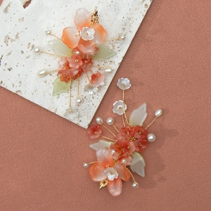 Détail d'épingle à cheveux en résine faite main avec fleurs orange et perles rétro