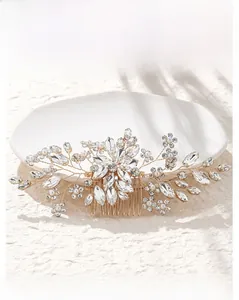 Detail eines goldenen Braut-Haarkamms mit Navette-Kristallen und weißen Perlen im Blumendesign