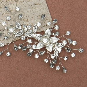Détail macro d'une pince à cheveux de mariée avec strass argentés et motifs de feuilles