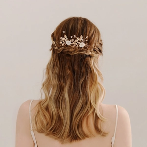 Eleganter goldener Haarschmuck mit weißen Keramikblumen und Blattwerk für Hochzeitsfrisuren