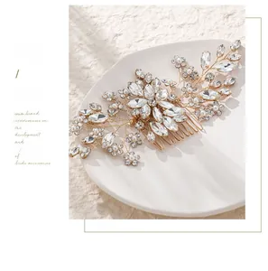Detailaufnahme des handgefertigten Braut-Haarkamms mit Marquise-Kristallen und Perlen