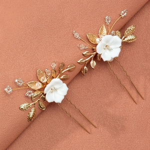 Detailansicht der goldene Haarnadeln mit Keramikblüten und Perlen für Hochzeiten