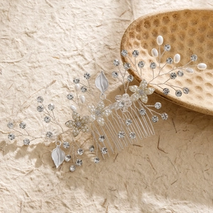 Peigne à cheveux de mariée exquis avec feuilles argentées, perles et strass brillants