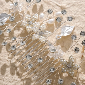 Peigne à cheveux de mariée avec feuilles d'argent, perles blanches et strass brillants
