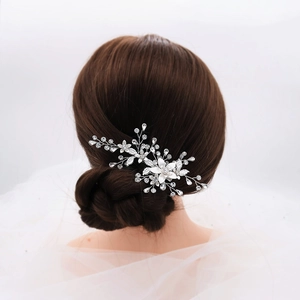 Peigne à cheveux de mariée élégant avec fleurs argentées et strass sur voile blanc