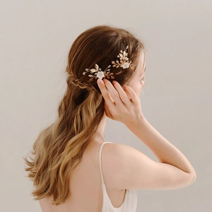 Goldene Haarnadel mit Keramikblumen und Perlen für elegante Hochzeitsfrisuren im Haar