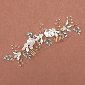 Exquisiter Brauthaarkamm mit silbernen Blumen, blauen Perlen und Perlen auf Golddraht