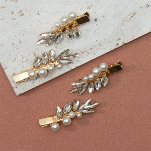 Lot de 4 barrettes dorées élégantes avec perles blanches et cristaux en forme de feuille