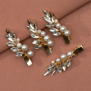 Lot de quatre barrettes dorées en forme de feuilles avec perles et cristaux brillants