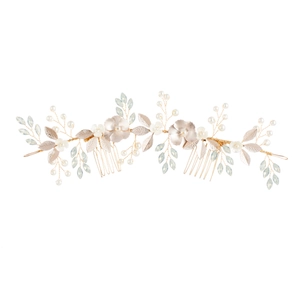 Eleganter goldener Brauthaarkamm mit Blumen, Perlen und Kristallen auf weißem Hintergrund
