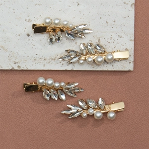 Lot de 4 barrettes élégantes avec perles blanches et cristaux brillants sur base dorée