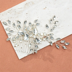 Peigne à cheveux argenté avec fleurs en cristal et feuilles en strass pour mariée sur pierre