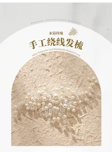 Vue détaillée du peigne à cheveux de mariée fait main avec perles et cristaux argentés