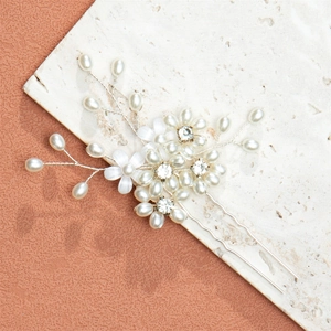 Forcina sposa argento con perle artigianali, cristalli e fiori bianchi per acconciature