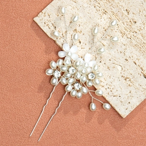 Dettaglio forcina sposa con fiori in filo d'argento fatti a mano, perle e strass