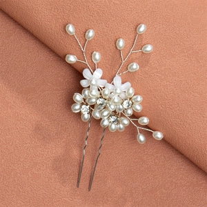 Spilla per capelli da sposa argentata con fiori fatti a mano e perle su sfondo rosso
