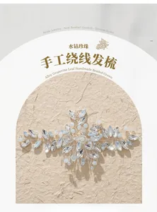 Détail macro du peigne à cheveux de mariée avec strass et perles blanches