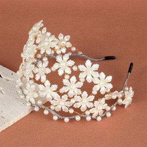 Serre-tête de mariée élégant avec fleurs en résine blanche et perles faites à la main