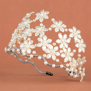 Serre-tête de mariée exquis avec fleurs de perles faites à la main et fil doré sur marron