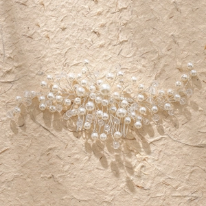 Peigne à cheveux de mariée élégant avec perles et cristaux faits main pour la coiffure