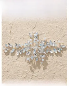 Détail d'un peigne à cheveux de mariée avec fil d'argent, cristaux et perles blanches