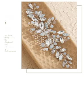 Détail d'un peigne à cheveux de mariée avec cristaux et perles sur fil d'argent
