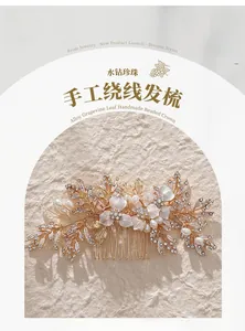 Détail d'un peigne à cheveux mariée avec perles faites main et feuilles de cristal doré