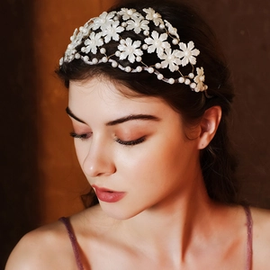 Couronne de Fleurs de Mariée Fait Main Avec Künstliche Perles d'Imitation Blanches Fil d'Alliage d'Or Bandeau Floral pour Mariage Banquet Femme