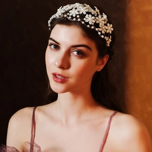 Serre-tête de mariée élégant avec perles blanches et fleurs délicates pour mariage