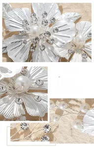 Détail d'un peigne à cheveux fait main avec fleurs argentées, perles blanches et strass